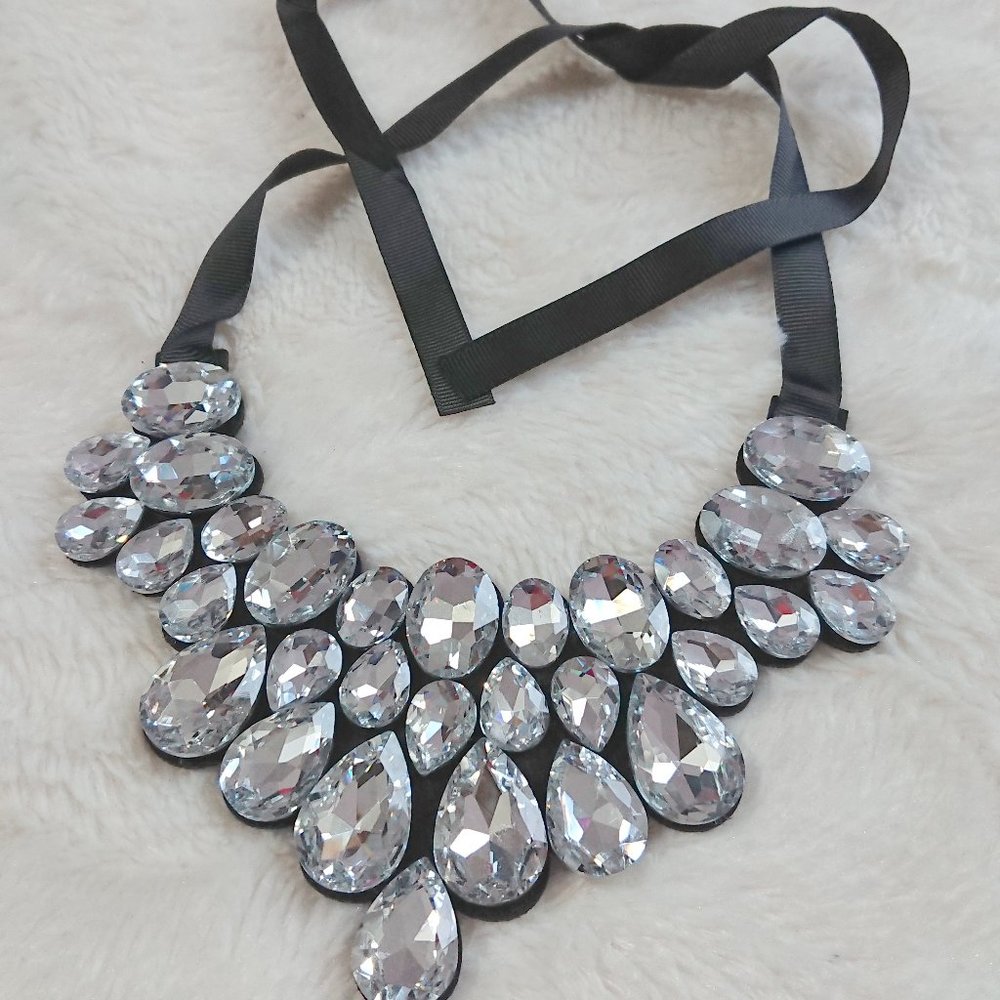 STUNNING tie necklace